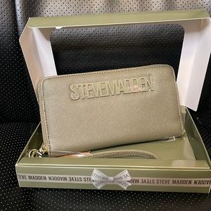 Steve Madden Zippy wristlet wallet